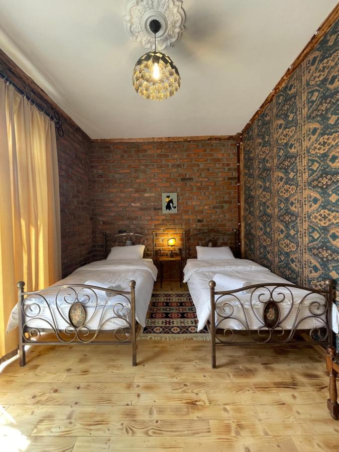 Odo'S Guest House Martvili Esterno foto