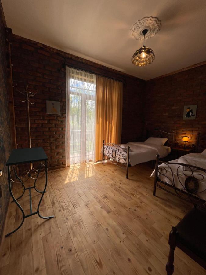 Odo'S Guest House Martvili Esterno foto